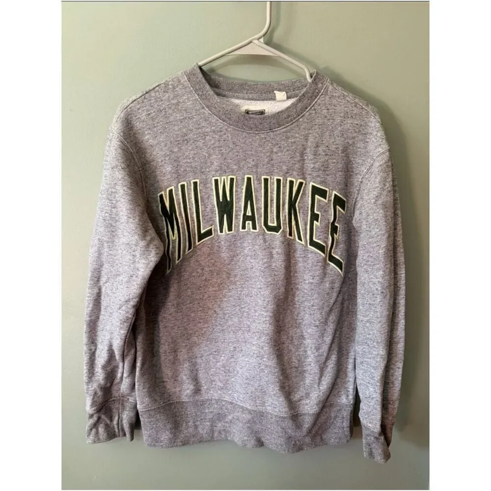 Tailgate Milwaukee Bucks Gray Crewneck Sweatshirt Size S